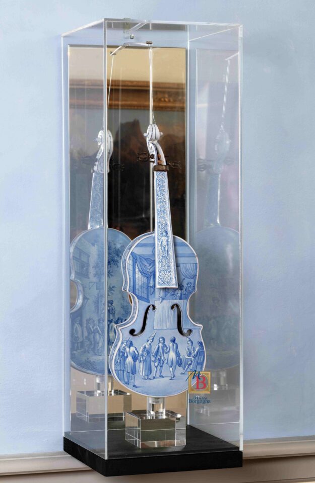 Manifattura di Delft, violino, maiolica dipinta, Museo Borgogna, Vercelli